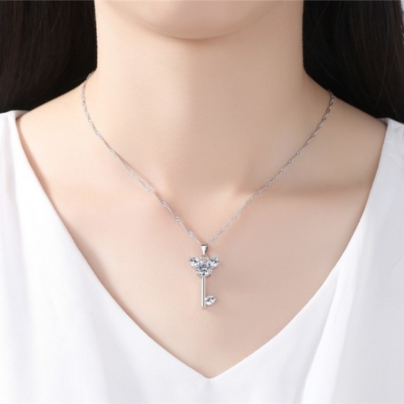 ❤️4 for $20 Sale❤️Platinum Teddybear Key swarovski - Picture 2 of 4